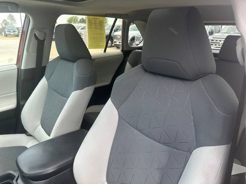 Used 2020 Toyota RAV4 XLE w/ Convenience Package AWD/4WD image 16