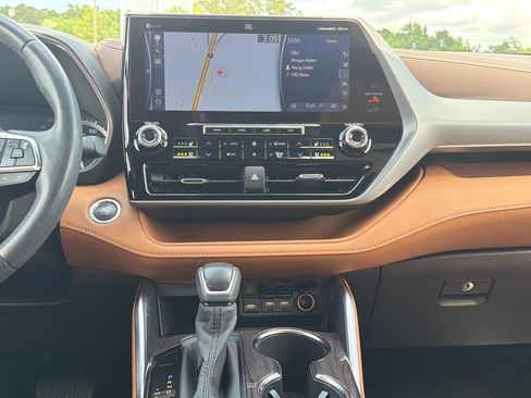Used 2020 Toyota Highlander Platinum FWD image 19