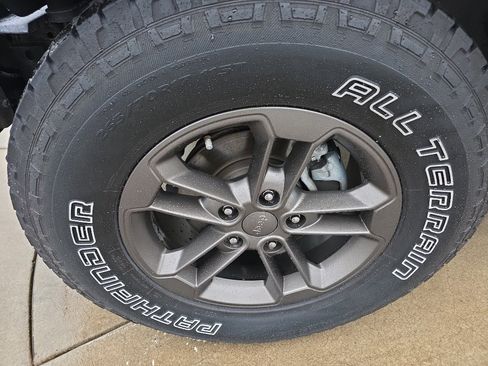 Used 2017 Jeep Wrangler Sahara image 16