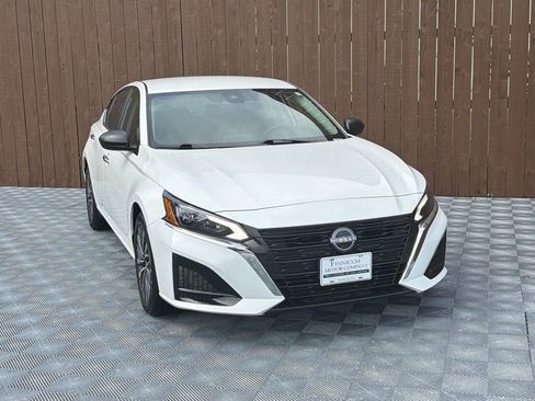 Used 2025 Nissan Altima 2.5 SV FWD image 10