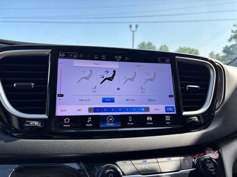 Used 2023 Chrysler Pacifica Touring-L FWD image 28
