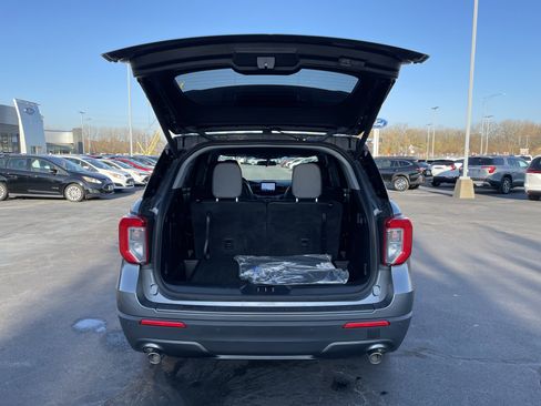 Used 2023 Ford Explorer XLT w/ Equipment Group 202A image 5