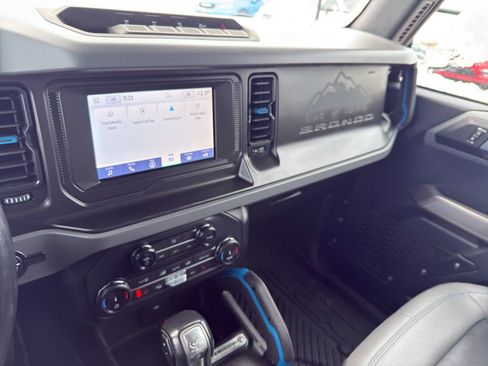 Used 2022 Ford Bronco Black Diamond w/ Sasquatch Package image 19