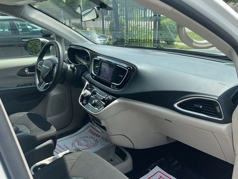 Used 2022 Chrysler Voyager LX image 15