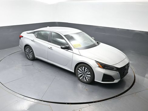 Used 2024 Nissan Altima 2.5 SV FWD image 41