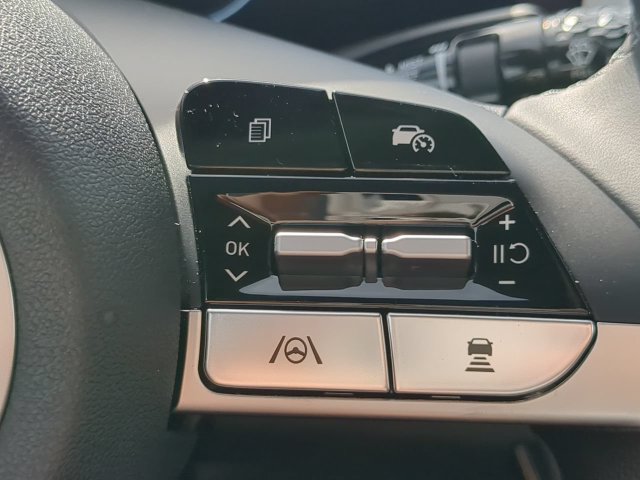 Used 2025 Hyundai Elantra Limited FWD image 25