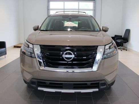 Used 2025 Nissan Pathfinder Platinum AWD/4WD image 13