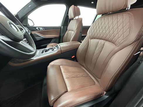 Used 2025 BMW X7 M60i w/ Climate Comfort Package image 30