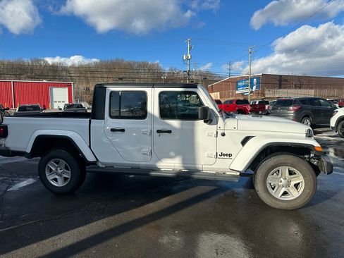 Used 2022 Jeep Gladiator Sport image 4