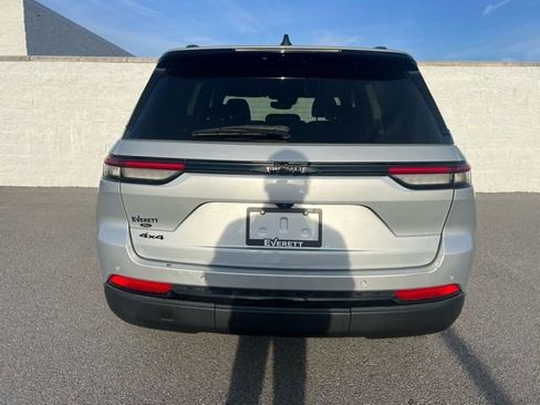 Used 2023 Jeep Grand Cherokee Altitude image 3