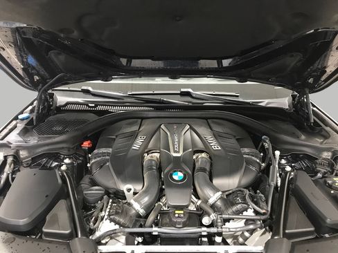 Used 2019 BMW M550i xDrive w/ Premium Package 2 image 8