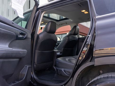 Used 2021 Toyota Highlander XLE image 29