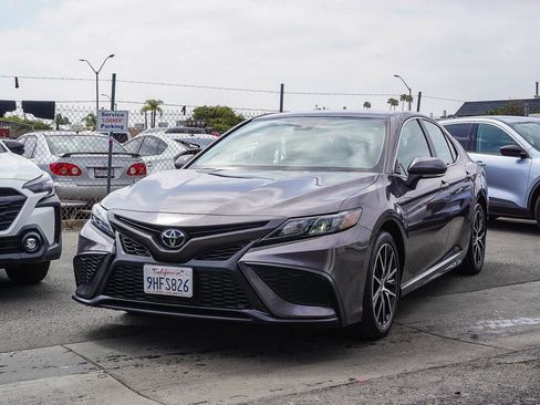 Used 2023 Toyota Camry SE FWD image 3