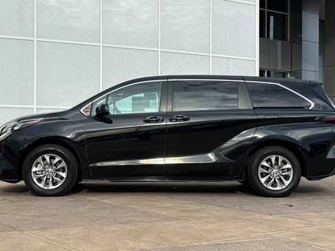 Certified 2024 Toyota Sienna LE image 8