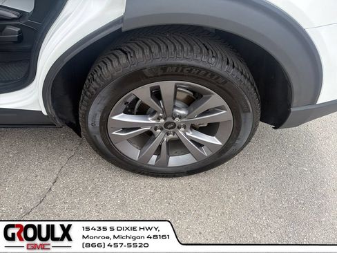 Used 2022 Ford Explorer XLT w/ Equipment Group 202A AWD/4WD image 24