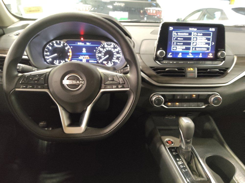 Used 2025 Nissan Altima 2.5 SV FWD image 22
