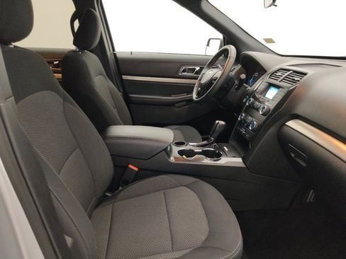 Used 2019 Ford Explorer XLT image 21