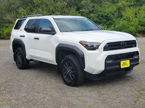 Used 2025 Toyota 4Runner SR5 AWD/4WD image 3