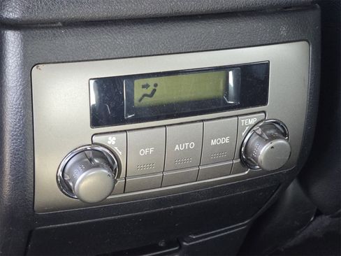 Used 2010 Toyota Highlander SE image 12