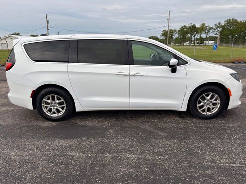 Used 2022 Chrysler Voyager LX FWD image 10