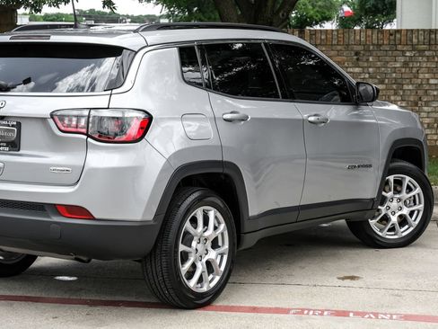 Used 2023 Jeep Compass Latitude AWD/4WD image 17