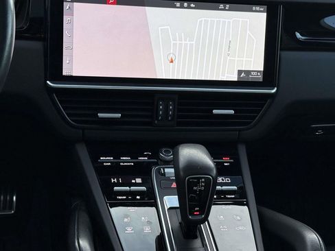 Used 2020 Porsche Cayenne Turbo image 18