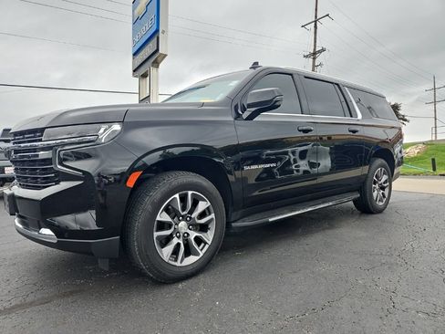 Used 2022 Chevrolet Suburban LT w/ LT Signature Package AWD/4WD image 2