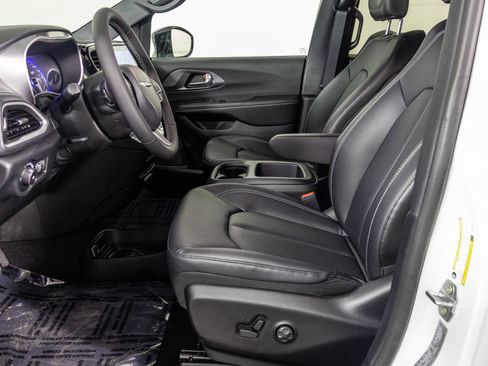 New 2026 Chrysler Pacifica Select AWD/4WD image 20