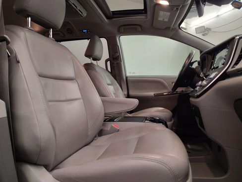 Used 2019 Toyota Sienna XLE image 31