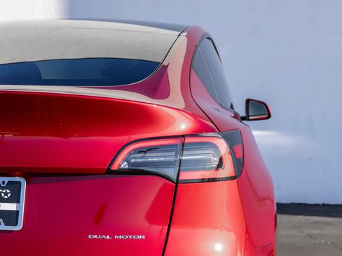 Used 2024 Tesla Model Y Long Range AWD/4WD image 9