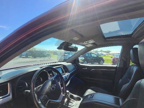 Used 2019 Toyota Highlander SE AWD/4WD image 12
