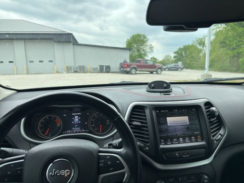 Used 2018 Jeep Cherokee Trailhawk w/ Comfort/Convenience Group AWD/4WD image 10