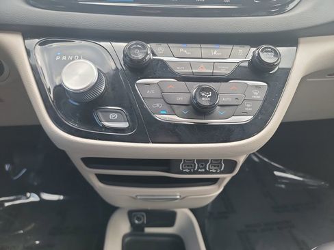 Used 2023 Chrysler Pacifica Touring-L FWD image 11