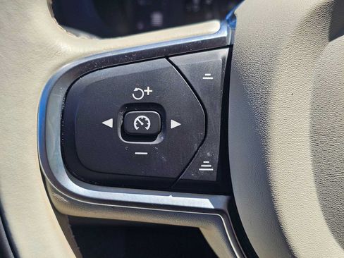Used 2019 Volvo XC60 T5 Momentum w/ Premium Package FWD image 35