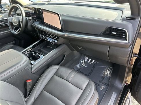 Used 2025 Chevrolet Suburban RST image 28