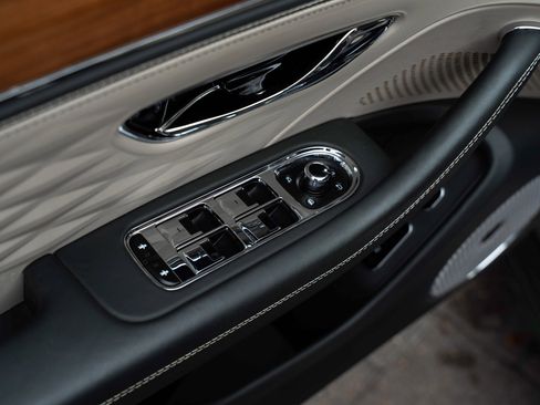 Certified 2024 Bentley Flying Spur W12 image 17