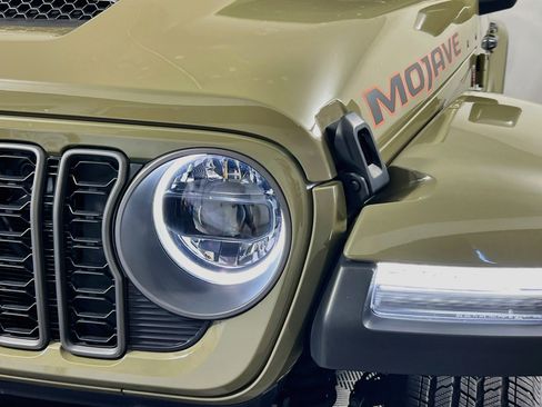 Used 2025 Jeep Gladiator Mojave AWD/4WD image 11