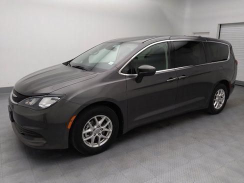 Used 2017 Chrysler Pacifica Touring image 2