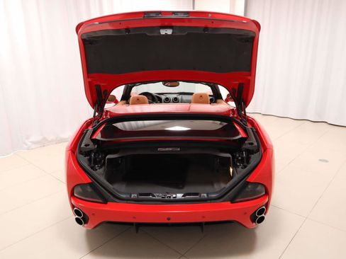 Used 2014 Ferrari California RWD image 21