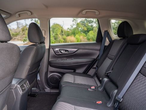 Used 2017 Nissan Rogue SV image 16