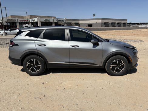 Used 2024 Kia Sportage LX FWD image 6