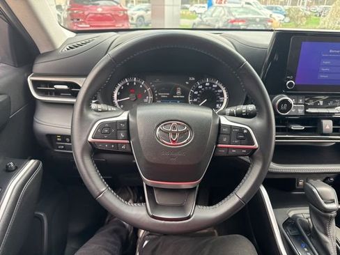 Used 2023 Toyota Highlander LE AWD/4WD image 14
