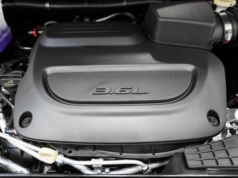 Used 2024 Chrysler Pacifica Limited w/ S Appearance Package image 9