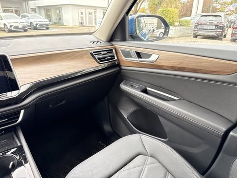 Used 2025 Volkswagen Atlas SE w/ Black Wheel Package image 17