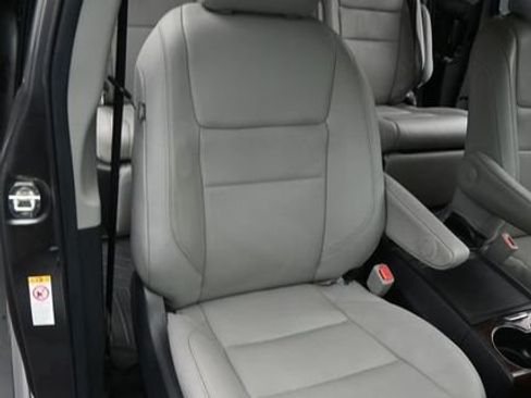 Used 2019 Toyota Sienna Limited FWD image 16