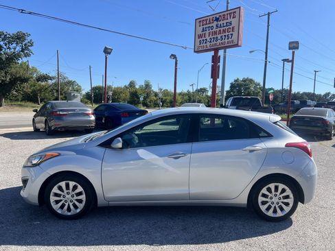 Used 2017 Hyundai Elantra GT FWD image 8