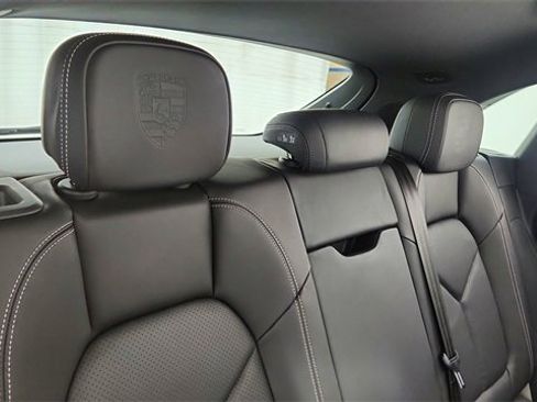 Used 2024 Porsche Macan w/ Premium Plus Package image 25