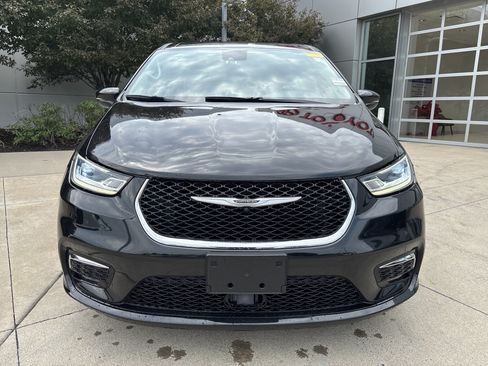 Used 2023 Chrysler Pacifica Touring-L FWD image 5