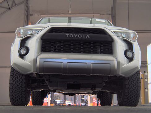 Used 2018 Toyota 4Runner TRD Off-Road image 3