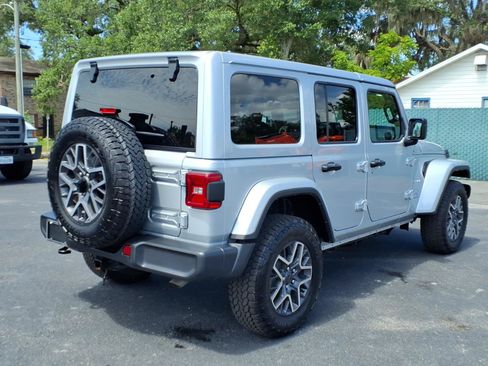 Used 2024 Jeep Wrangler Unlimited Sahara AWD/4WD image 5